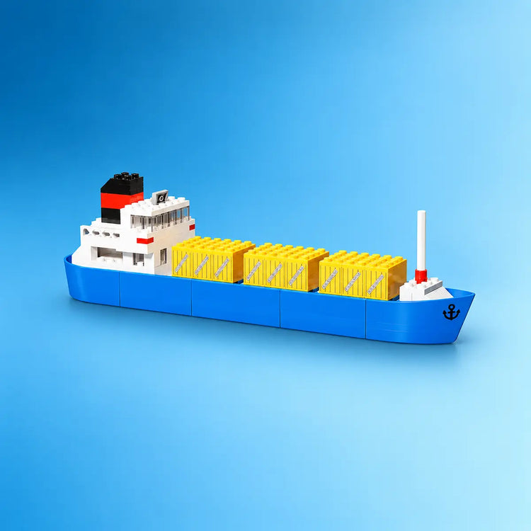 Klassiek LEGO® containerschip 315-2 met blauwe romp, witte brug en gele containers