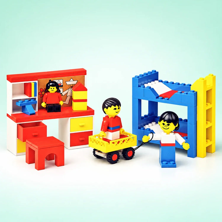 LEGO® Homemaker Nursery 297 met blauw stapelbed, rode kast en gele speelgoedkar