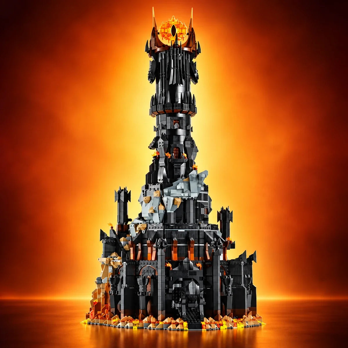 LEGO® Barad-dûr 10333 met zwarte toren, rotsachtige vesting en het Oog van Sauron op een goudoranje achtergrond
