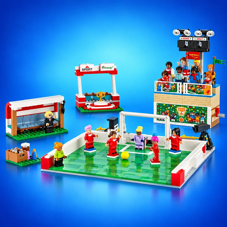 LEGO® Icons of Play 40634 met voetbalveld, spelers, tribune en scorebord op een blauwe achtergrond
