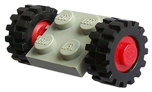 Part 122c01assy2 - Plate, Modified 2 x 2 with Red Wheels with Black Tires 15mm D. x 6mm Offset Tread Small (122c01 / 3641) - De BrickPlaats