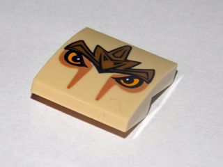 Part 15068pb002 - Slope, Curved 2 x 2 x 2/3 with Lion Armor and Eyes Pattern - De BrickPlaats