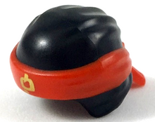 Part 24496pb03 - Minifigure, Headgear Ninjago Wrap Type 3 with Molded Red Bandana and Knot and Printed Gold Ninjago Logogram Letter H Pattern - De BrickPlaats