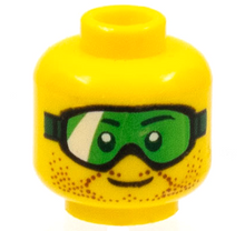 Part 3626pb1116 - Minifigure, Head Glasses with Green Goggles and Brown Stubble Pattern - De BrickPlaats