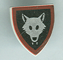 Part 3846p44a - Minifigure, Shield Triangular with Wolfpack Red Border over Black Background Pattern - De BrickPlaats