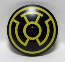 Part 3960pb030 - Dish 4 x 4 Inverted (Radar) with Solid Stud with Yellow Lantern Sinestro Logo Pattern - De BrickPlaats