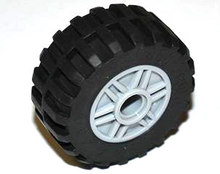 Part 55981c05 - Wheel 18mm D. x 14mm with Pin Hole, Fake Bolts and Shallow Spokes with Black Tire 30.4 x 14 Offset Tread - Band Around Center of Tread (55981 / 92402) - De BrickPlaats