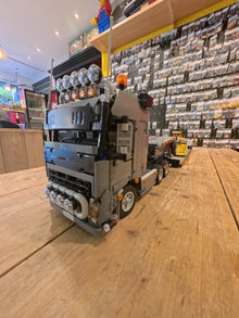 LEGO® MOC Volvo vrachtwagen met oplegger en bulldozer