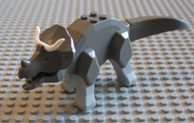 Part tricera02 - Dinosaur Triceratops with Light Gray Legs and White Horns - De BrickPlaats